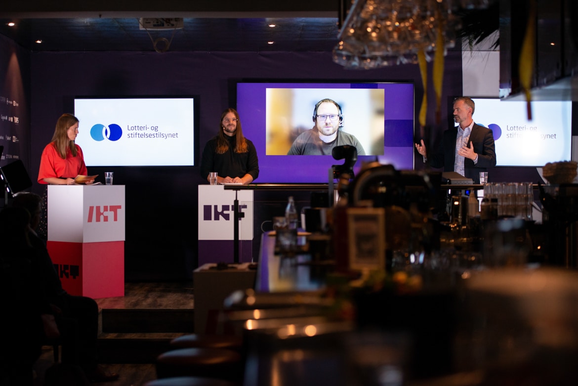 Bilde av Lotteri- og stifelsestilsynet sitt innlegg på Arendalsuka 2021.Marie Havnen, Chris Allan Simonsen, Magnus Pedersen og Henrik Nordal på scena under Arendalsuka.