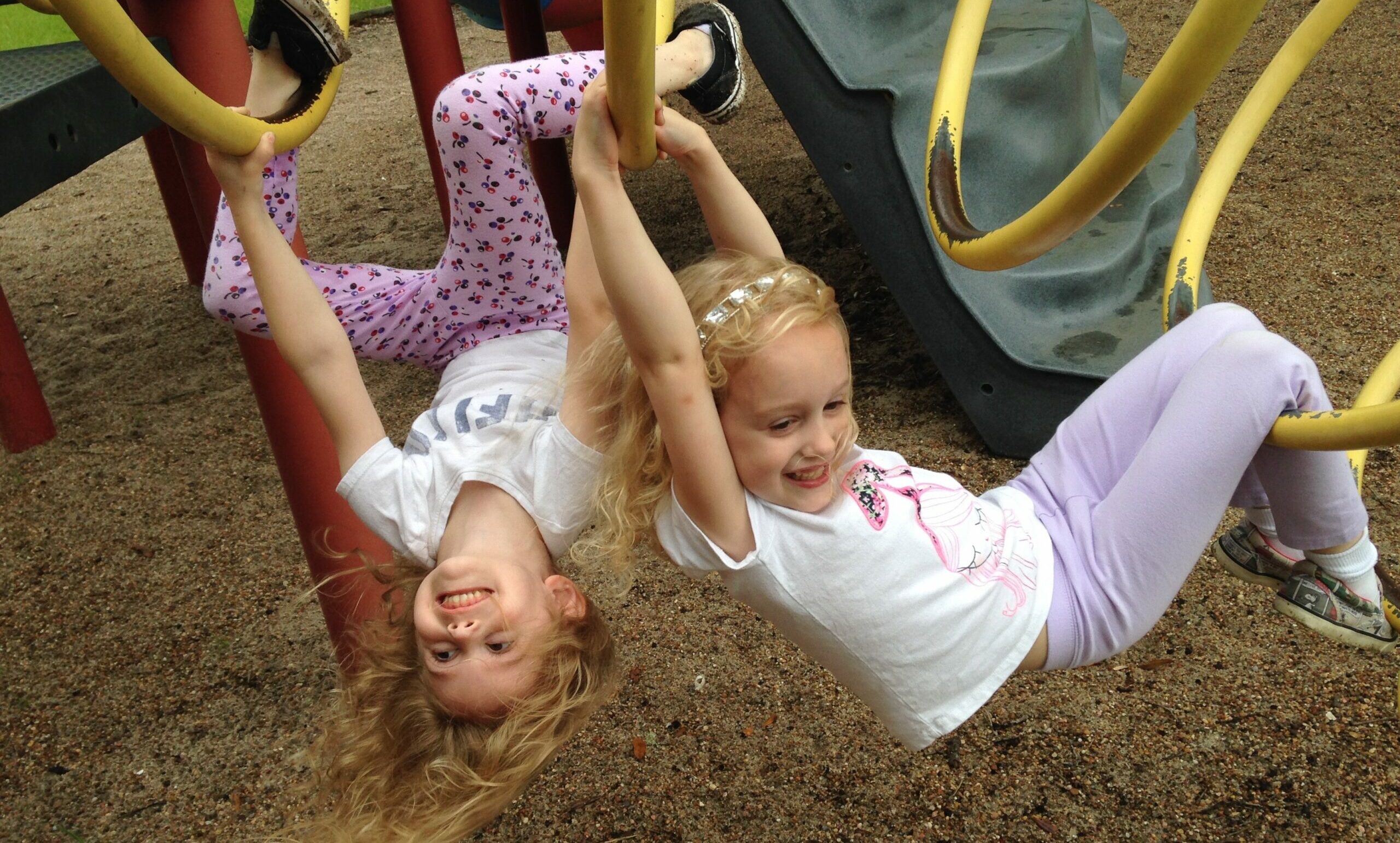 Bilde av to barn som leker på lekeplass