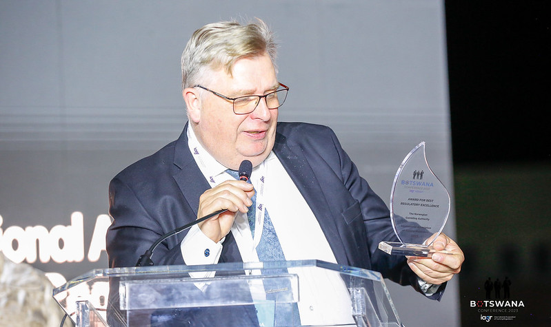 Atle Hamar med prisen