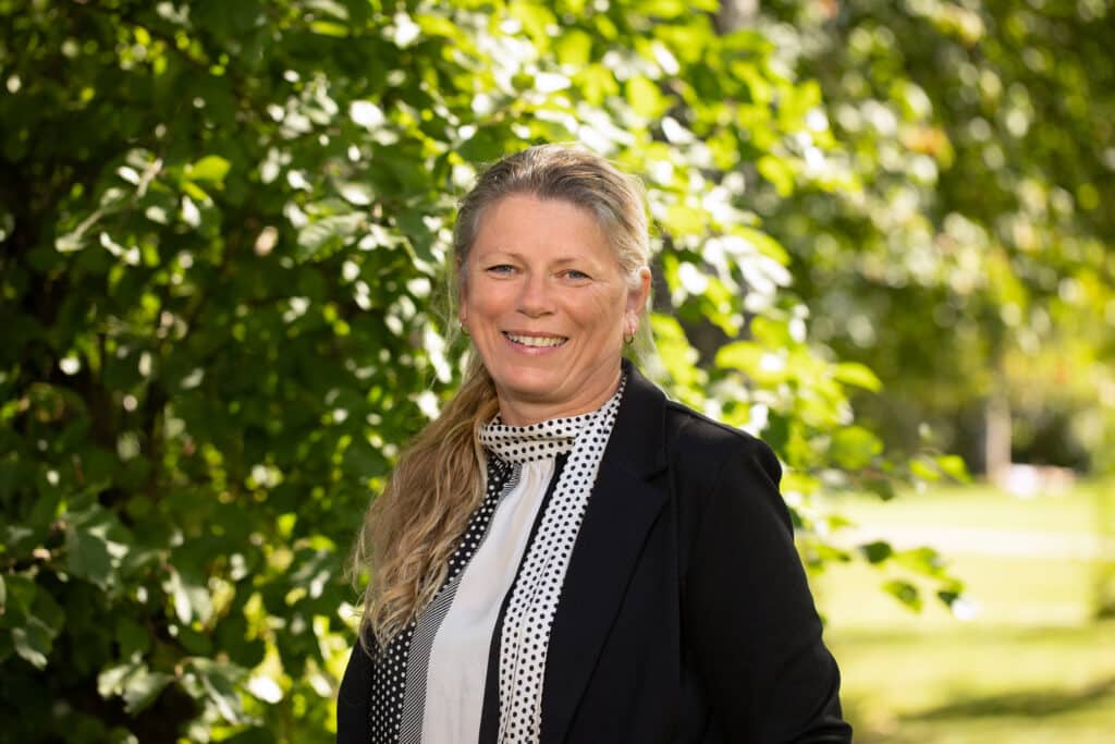 Portrett av kvinne i grønn natur.