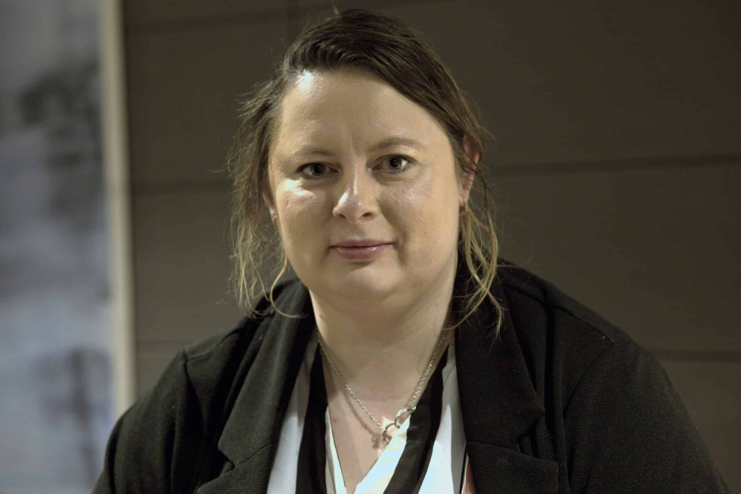 Bilde av Tatyana S&oslash;reide Klepaker, som er jurist i pengespillavdelingen. Hun har brunt h&aring;r, og har p&aring; seg en svart jakke.