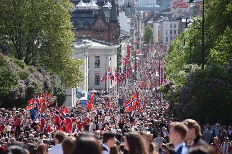 Folkehav med norske flagg på 17. mai i Oslo.