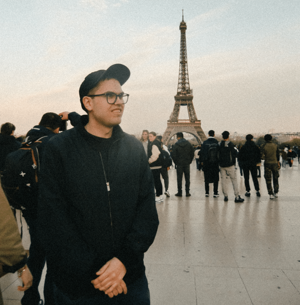 Bilde av Trym Eriksen Høgelid framfor Eiffeltårnet i Paris