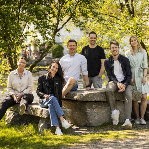 Bilde av ansatte i Lotteri- og stiftelsestilsynet ute i solen i parken