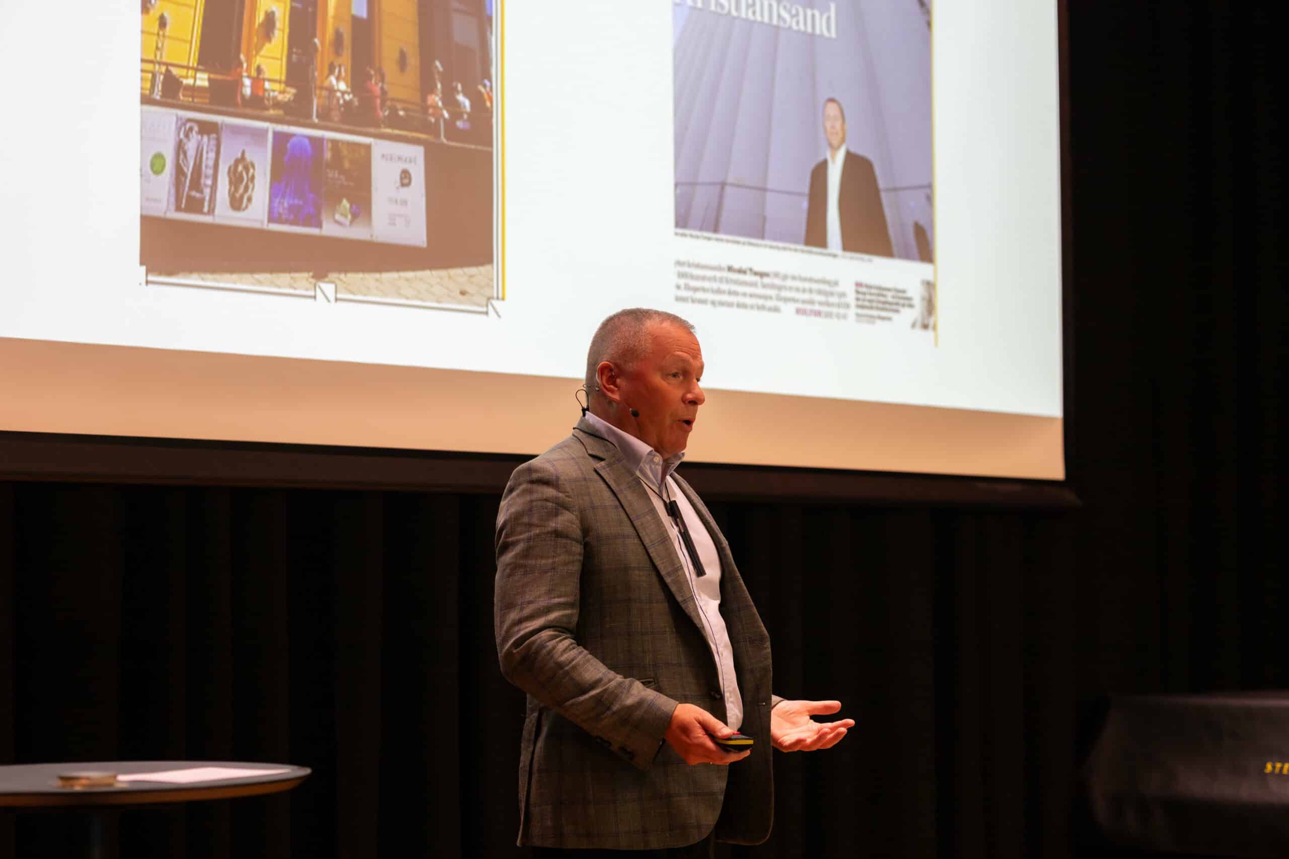 Bilde av Nicolai Tangen som holder en presentasjon